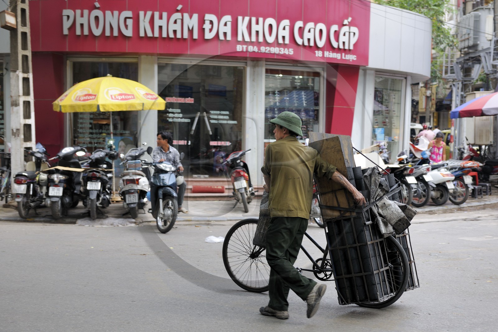 Vietnam, Hanoï, quartier des 36 rues dans la vieille ville, transport de charbon à vélo