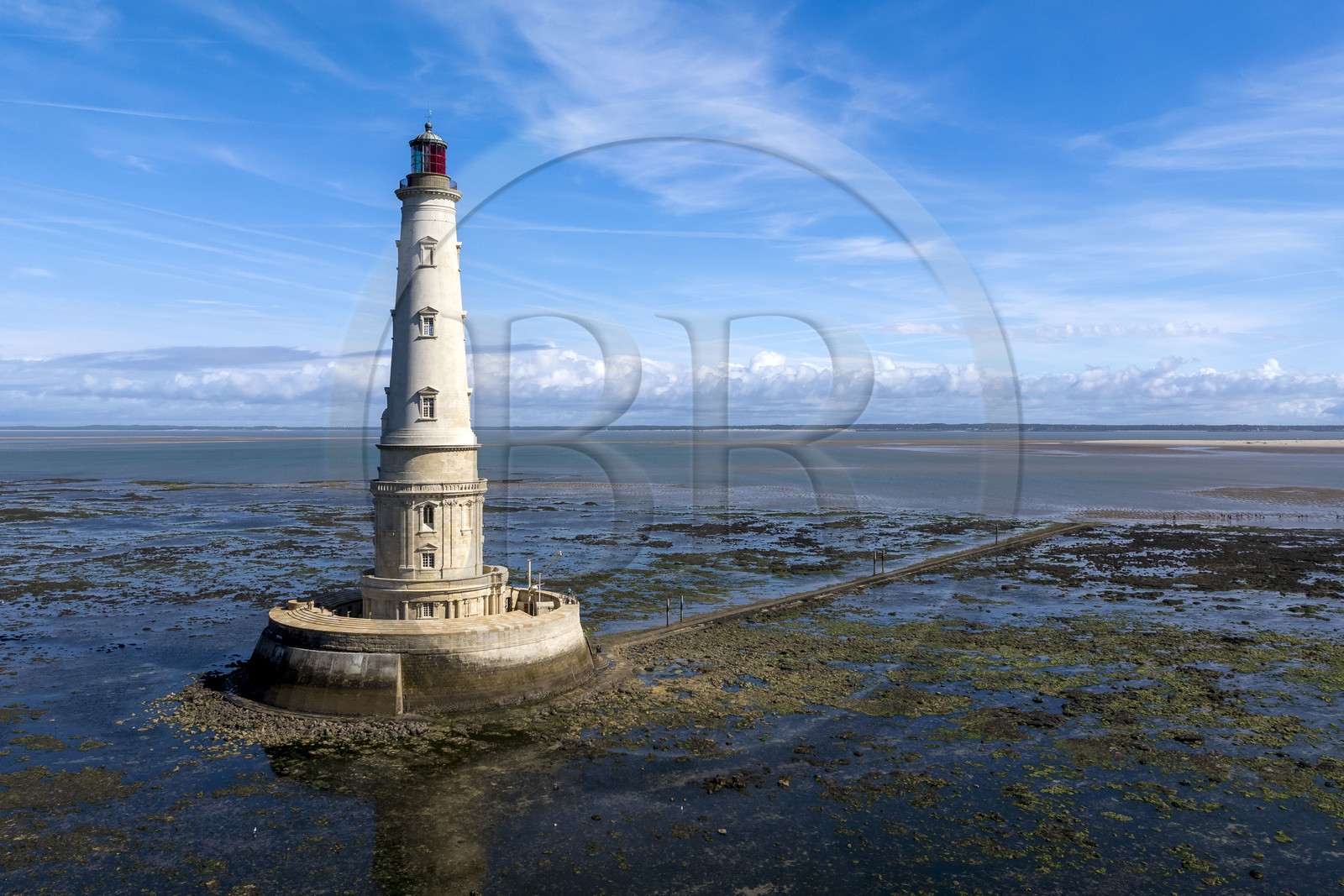 France, Gironde (33), le Verdon-sur-Mer, plateau rocheux de Cordouan à marée basse, phare de Cordouan, classé Patrimoine Mondial de l'UNESCO (vue aérienne)