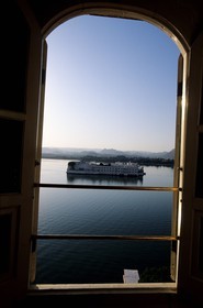 Inde, état du Rajasthan, Udaipur, vue sur le Lake Palace Hôtel depuis le City Palace
