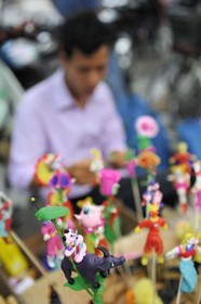 Vietnam, Hanoï, fabrication artisanale de sucreries pour les enfants
