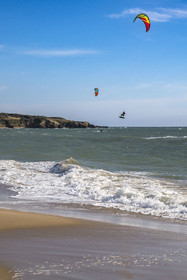 France, Vendée (85), Talmont Saint Hilaire, la Pointe du Payré, kitesurfing at Veillon beach
