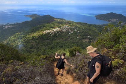France, Ile de Mayotte, Grande-Terre, Réserve Forestière des Cretes du Sud, randonneurs redescendant du sommet du Mont Choungui (594 mètres)