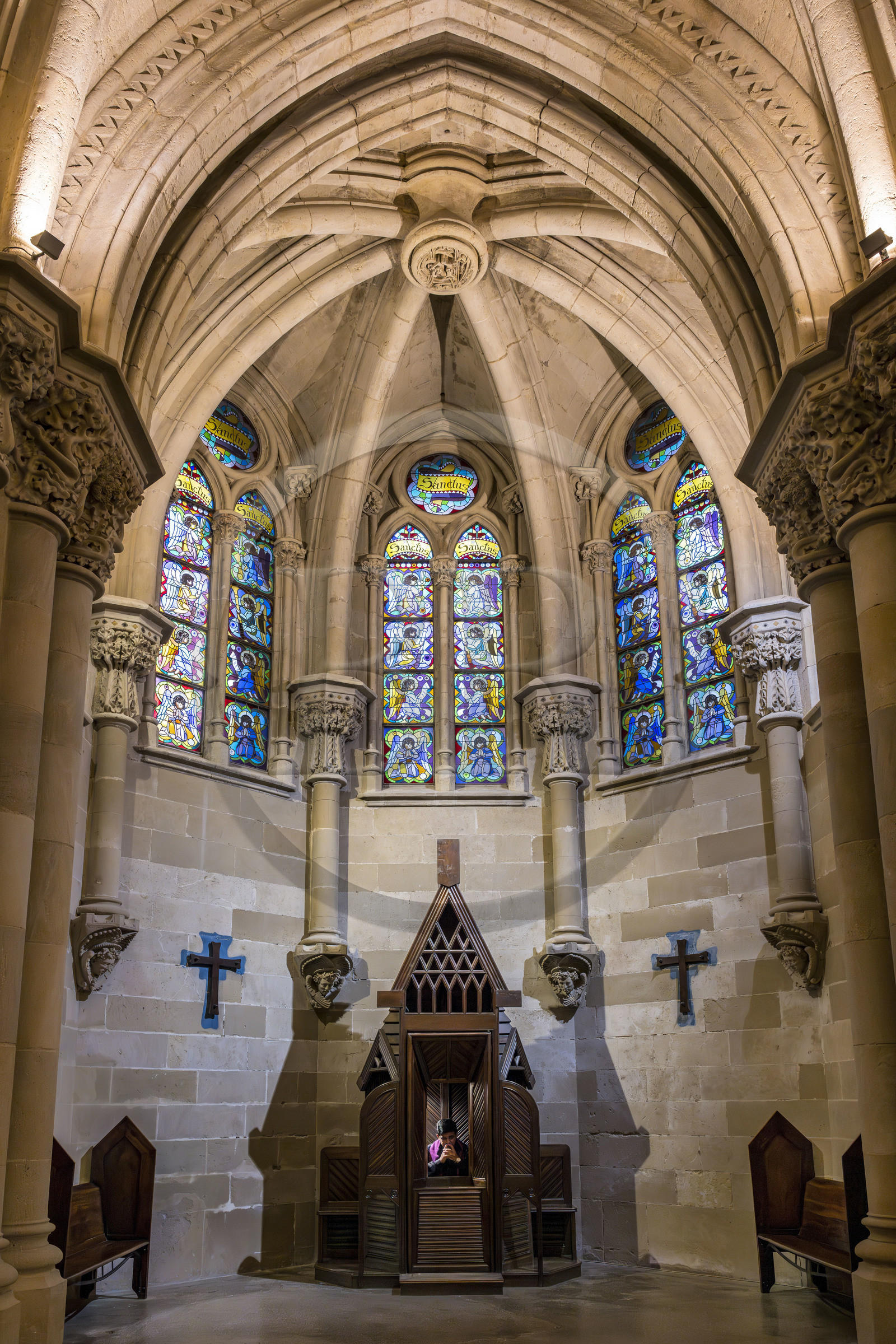 Espagne, Catalogne, Barcelone, quartier de l'Eixample, basilique de la Sagrada Familia de l'architecte du modernisme catalan Antoni Gaudi classée Patrimoine Mondial de l'UNESCO, la crypte de style néo-gothique sert d’église paroissiale, mobilier et objets liturgiques conçus par Gaudi, le prêtre Joby Sebastian Kappiparambil dans le confessional Espagne, Catalogne, Barcelone, quartier de l'Eixample, basilique de la Sagrada Familia de l'architecte du modernisme catalan Antoni Gaudi classée Patrimoine Mondial de l'UNESCO, la crypte de style néo-gothique sert d’église paroissiale, mobilier et objets liturgiques conçus par Gaudi, le prêtre Joby Sebastian Kappiparambil dans le confessional