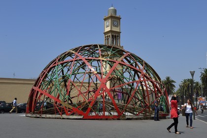 Maroc, Casablanca, place des Nations-Unies, la sphère Zevaco et la tour de l'Horloge