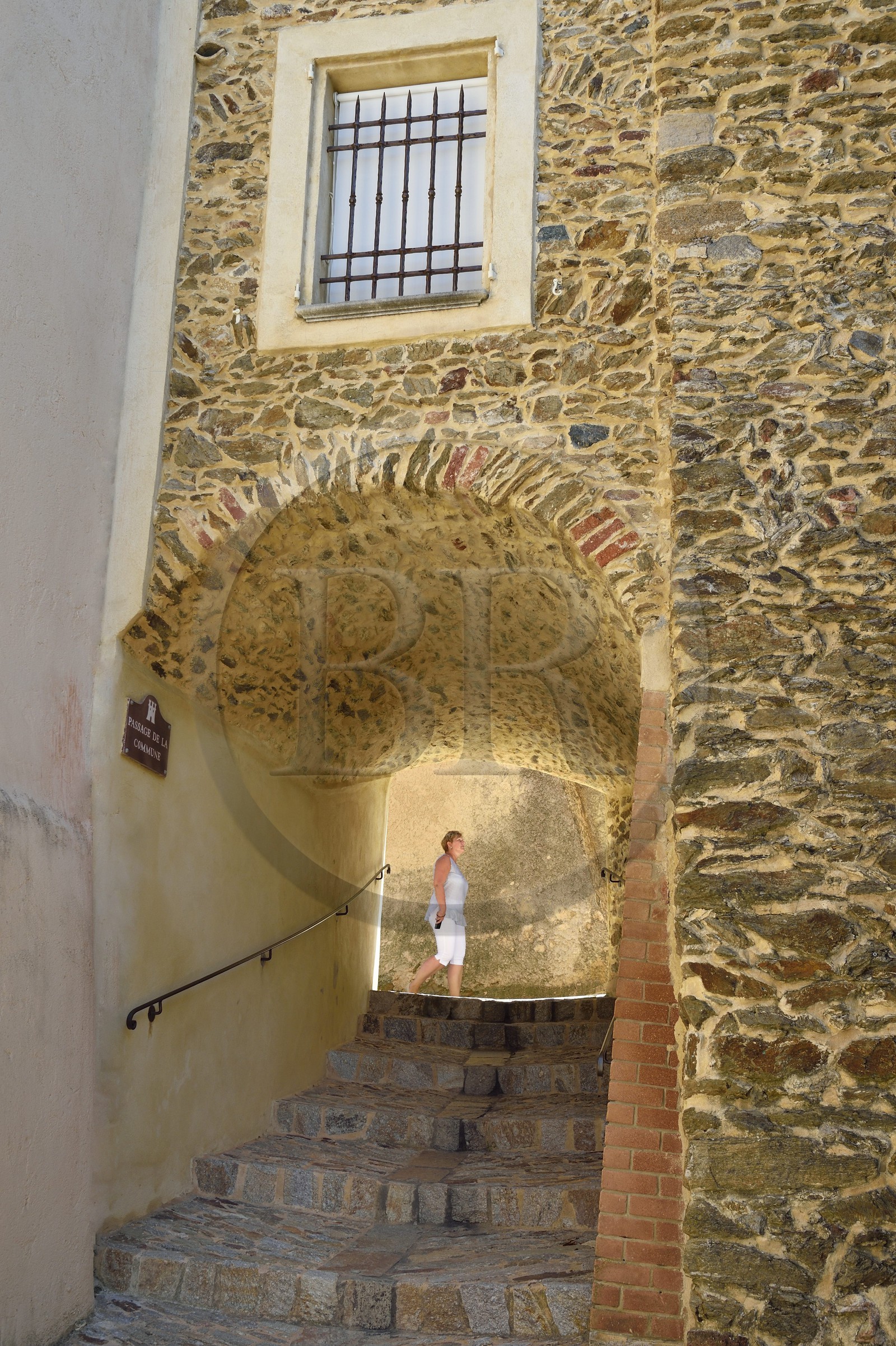 France, Var (83), golfe de Saint-Tropez, Gassin, labellisé Les Plus Beaux Villages de France, passage dans le vieux village