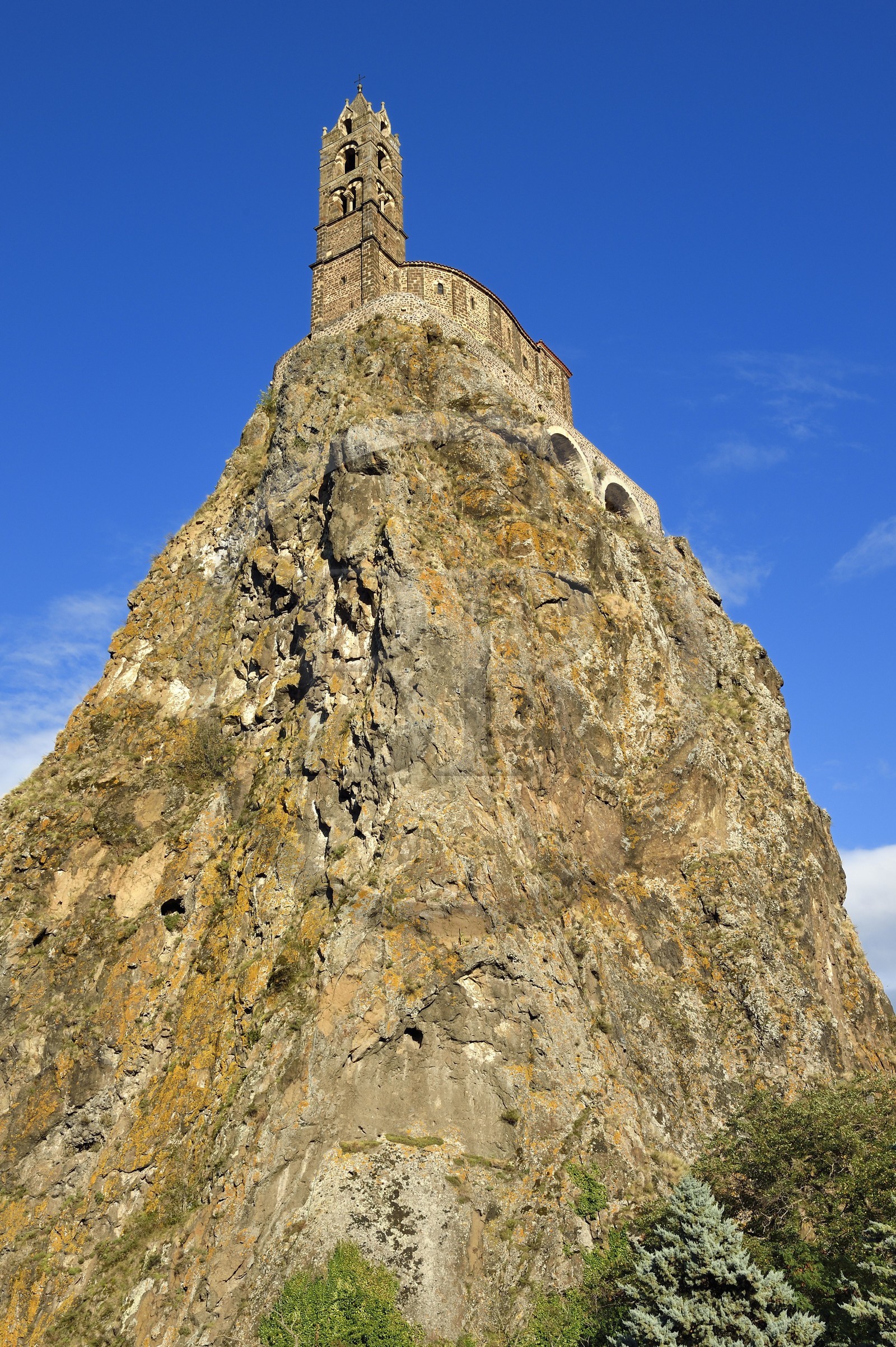 France, Haute-Loire (43), Aiguilhe, commune limitrophe du Puy-en-Velay, étape classée Patrimoine Mondial de l'UNESCO dans le cadre des chemins de Compostelle, la Chapelle Saint-Michel d'Aiguilhe perchée sur un piton volcanique