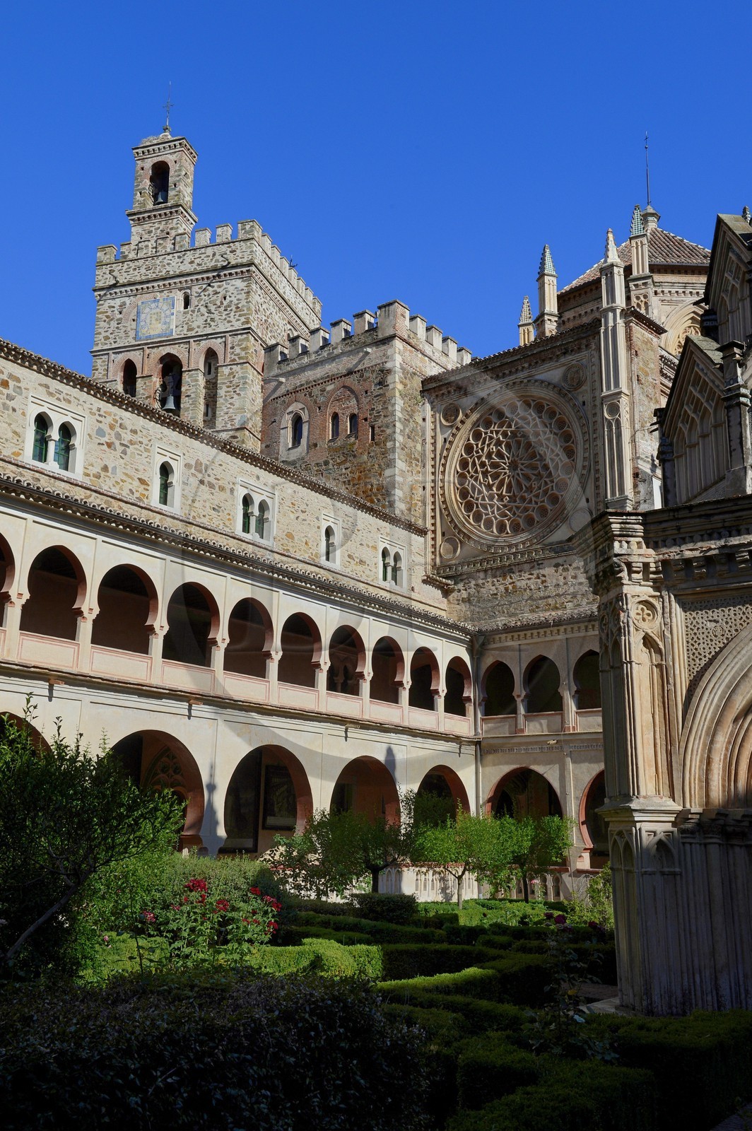 Espagne, Estremadure, Guadalupe, monastère royal de Santa Maria de Guadalupe classé Patrimoine mondial de l'UNESCO, cloître Mudejar construit au XIVe siècle et l'église en arrière plan