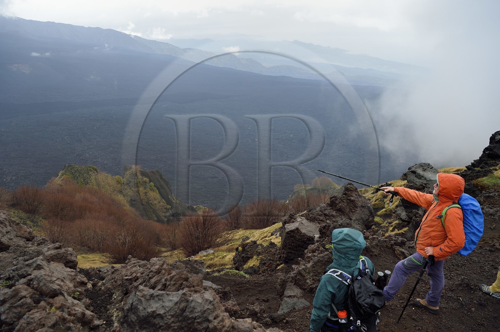 Italie, Sicile, Parc naturel régional de l’Etna, le Mont Etna, classé Patrimoine Mondial de l'UNESCO, randonneurs en bordure de la Valle del Bove qui correspond à un effondrement d’une des parois de l’Etna créant un champ de roches volcaniques de 7 km par 6 km