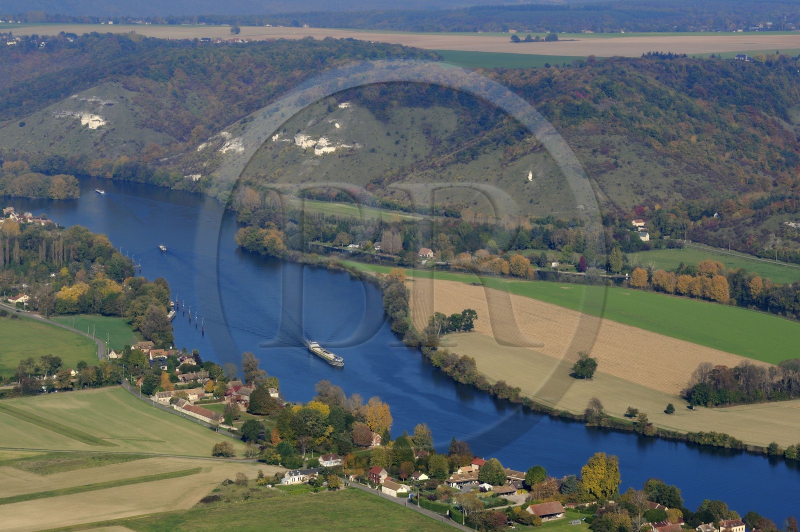 France, Eure (27), péniche sur la Seine en amont de Amfreville-sous-les-monts et la côte des Deux-Amants (vue aérienne)