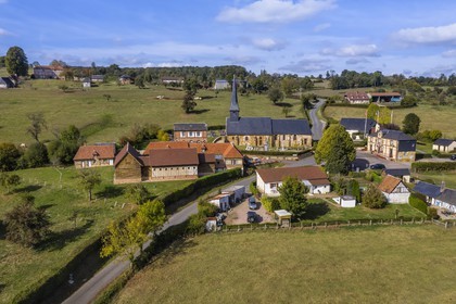 France, Orne (61), Pays d'Auge, village de Camembert, le Manoir de Beaumoncel en arrière plan à gauche (vue aérienne)