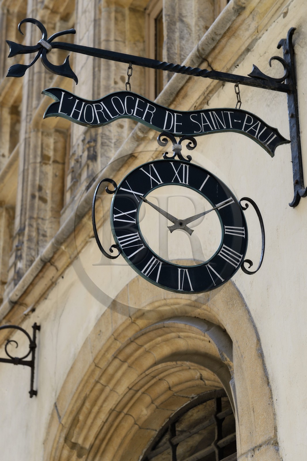 France, Rhône (69), Lyon, site historique classé Patrimoine Mondial de l'UNESCO, quartier de Saint-Paul dans le Vieux Lyon, Horloger dans la rue Juiverie