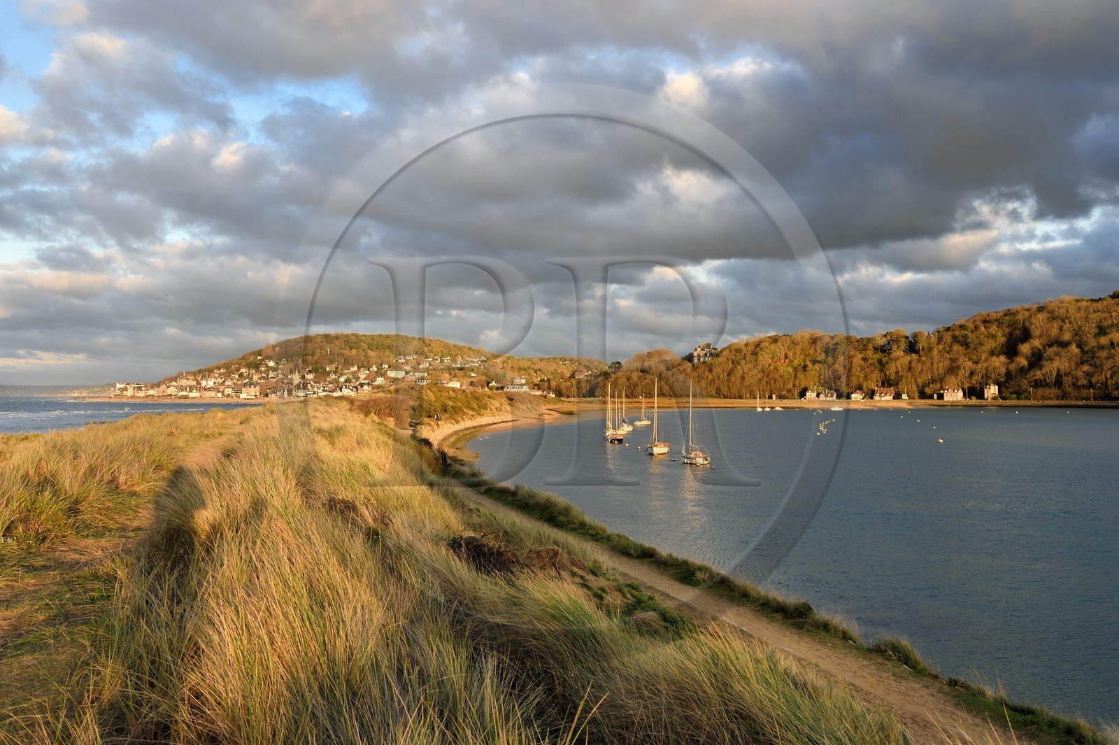 France, Calvados (14), Pays d'Auge, la côte Fleurie, Cabourg, les dunes de la plage de la station balnéaire et sur la droite la Dives qui rejoint l'océan France, Calvados (14), Pays d'Auge, la côte Fleurie, Cabourg, les dunes de la plage de la station balnéaire et sur la droite la Dives qui rejoint l'océan