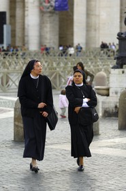 Italie, Latium, Rome, cité du Vatican classée Patrimoine Mondial de l'UNESCO, religieuses sur la place Saint-Pierre