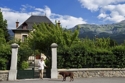 France, Alpes-de-Haute-Provence (04), vallée de l'Ubaye, Jausiers,  Villa mexicaine connue sous le nom de Villa San Carlos, Sophie Meche-Fortoul petite fille de Eugène Fortoul qui émigra au Mexique au début du XXème siècle