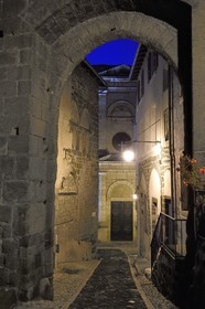 France, Haute-Loire (43), Le Puy-en-Velay, étape classée Patrimoine Mondial de l'UNESCO dans le cadre des chemins de Compostelle, rue Saint-Georges dans la Ville Haute