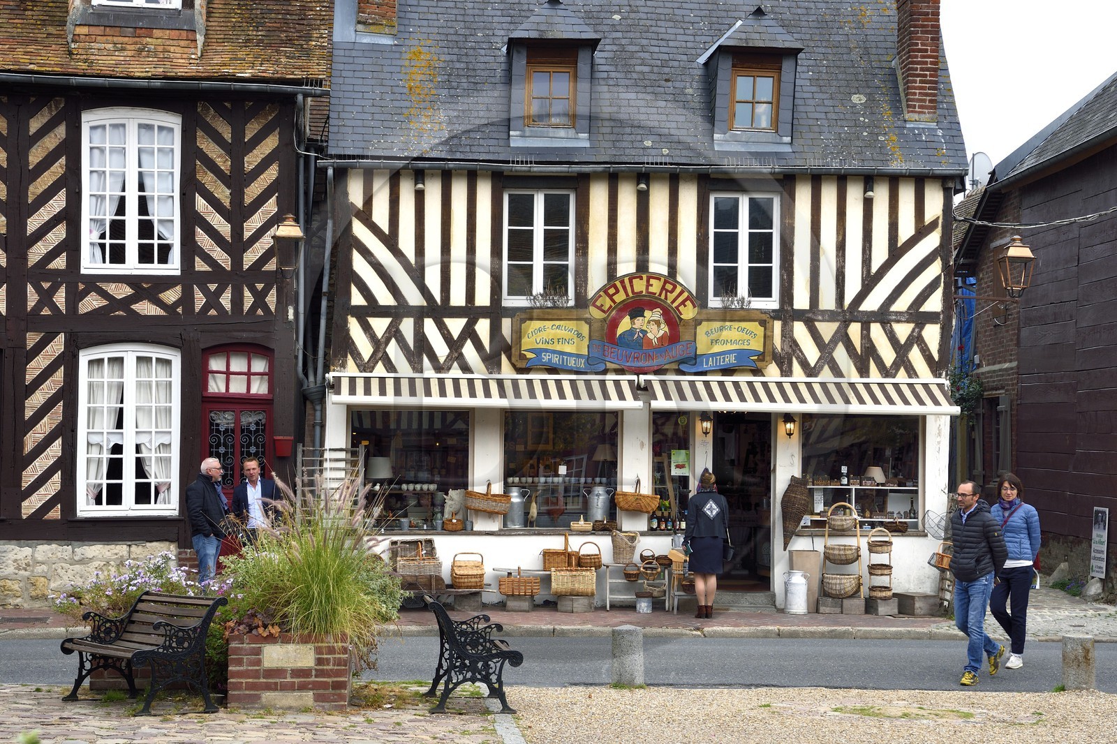 France, Calvados (14), Pays d'Auge, Beuvron-en-Auge, labellisé Les Plus Beaux Villages de France, épicerie et magasin de souvenirs France, Calvados (14), Pays d'Auge, Beuvron-en-Auge, labellisé Les Plus Beaux Villages de France, épicerie et magasin de souvenirs