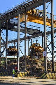 France, Ile de la Reunion, Saint-Pierre, Grands Bois, un des 11 centres de réception et de collecte de la canne à sucre aussi appelés Balance, les tracteurs amènent depuis les champs la canne dans des remorques, elle est ensuite pesée et chargée dans de grand camions appelés cachalots pour être acheminée vers l'usine sucrière du Gol