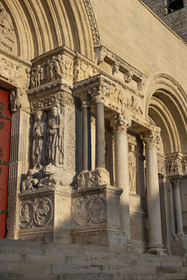 France, Gard (30), Saint-Gilles du Gard, église abbatiale de Saint-Gilles du XIIème-XIIIème siècle, classée Patrimoine Mondial de l'UNESCO au titre des chemins de Saint-Jacques de Compostelle en France, sculptures de la facade orientale de style art roman provencal