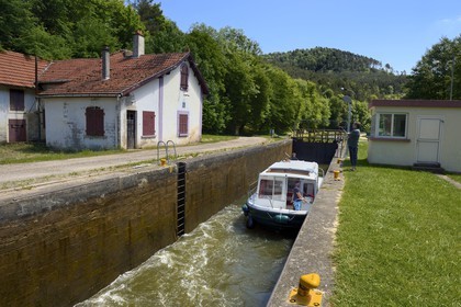 France, Bas-Rhin (67), région de Saverne, écluse du canal de la Marne au Rhin dans la vallée de la Zorn