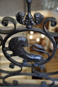 France, Bouches-du-Rhône (13), Arles, l’hotel particulier de Vernon (XVIIIe siècle) propriété de la famille Dervieux depuis quatre générations, lion décorant la rampe d'escalier