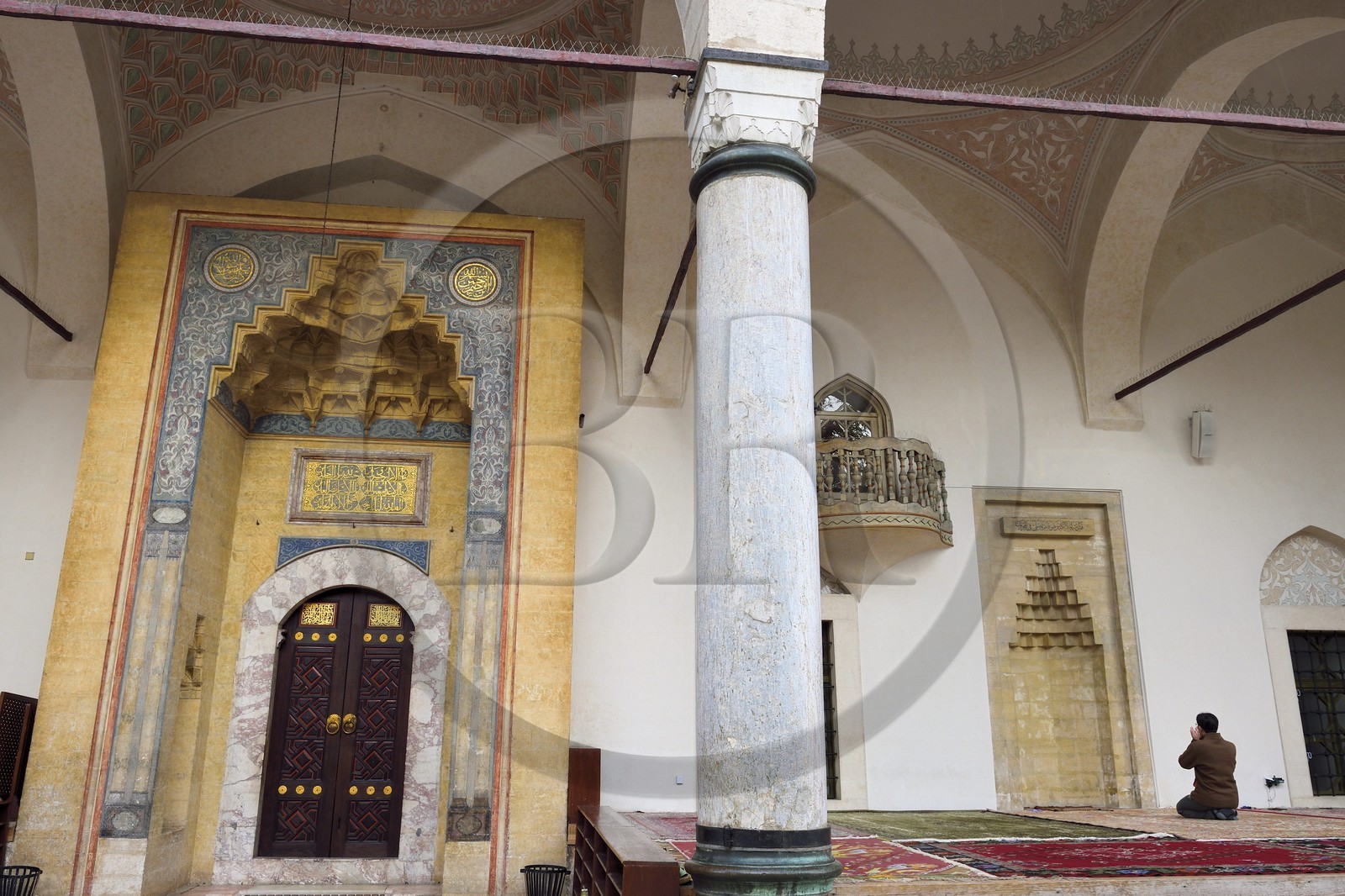 Bosnie-Herzégovine, Sarajevo, quartier de Bascarsija dans la vieille ville, homme en prières à l'extérieur de la Mosquée de Gazi Husrev-beg (Gazi Husrevbegova dzamija en bosniaque)