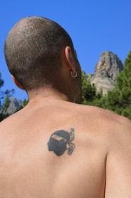 France, Corse-du-Sud (2A), Alta Rocca, Aiguilles de Bavella, tatouage de la tête de Maure emblème de la Corse