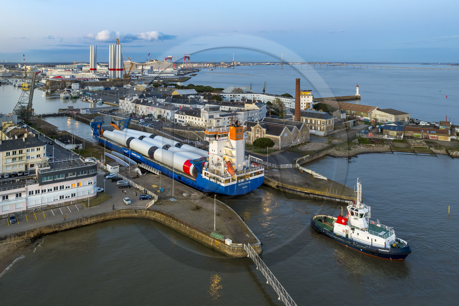France, Loire-Atlantique (44), Saint-Nazaire, le General Cargo Rotra Mare transporte des sections des mats d'éoliennes et entre dans le bassin à flot du port (en arrière plan) par  l'écluse sud, qui est aussi le lieu de l’Opération Chariot lancée en 1942 par les Britanniques (vue aérienne) France, Loire-Atlantique (44), Saint-Nazaire, le General Cargo Rotra Mare transporte des sections des mats d'éoliennes et entre dans le bassin à flot du port (en arrière plan) par  l'écluse sud, qui est aussi le lieu de l’Opération Chariot lancée en 1942 par les Britanniques (vue aérienne)