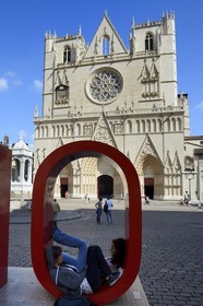 France, Rhône (69), Lyon, site historique classé Patrimoine Mondial de l'UNESCO, Vieux Lyon, place Saint Jean dominée par la basilique Notre-Dame de Fourvière, le O du label de communication de l'aglomeration Onlylyon