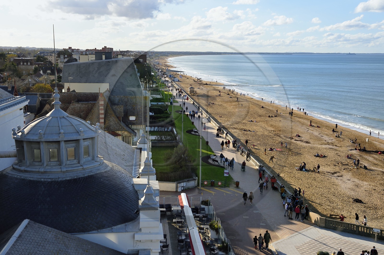 France, Calvados (14), Pays d'Auge, la côte Fleurie, Cabourg, vue sur le casino et la promenade du bord de mer depuis le Grand Hotel où Marcel Proust séjourna chaque été de 1907 à 1914 France, Calvados (14), Pays d'Auge, la côte Fleurie, Cabourg, vue sur le casino et la promenade du bord de mer depuis le Grand Hotel où Marcel Proust séjourna chaque été de 1907 à 1914