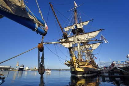 France, Finistère (29), port de Brest, la frégate L'Hermione, réplique du trois-mats qui transporta le marquis de Lafayette en Amérique en 1780, la proue