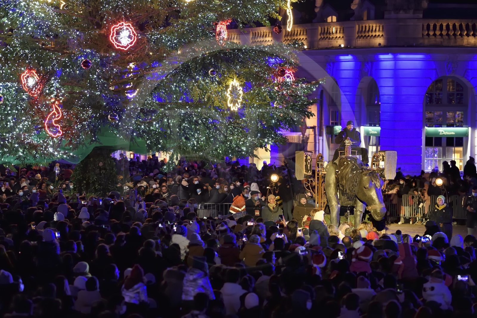 France, Meurthe-et-Moselle (54), Nancy, place Stanislas, le défilé de la Saint-Nicolas, cheval marionnette mécanique de la Compagnie Paris-Benares