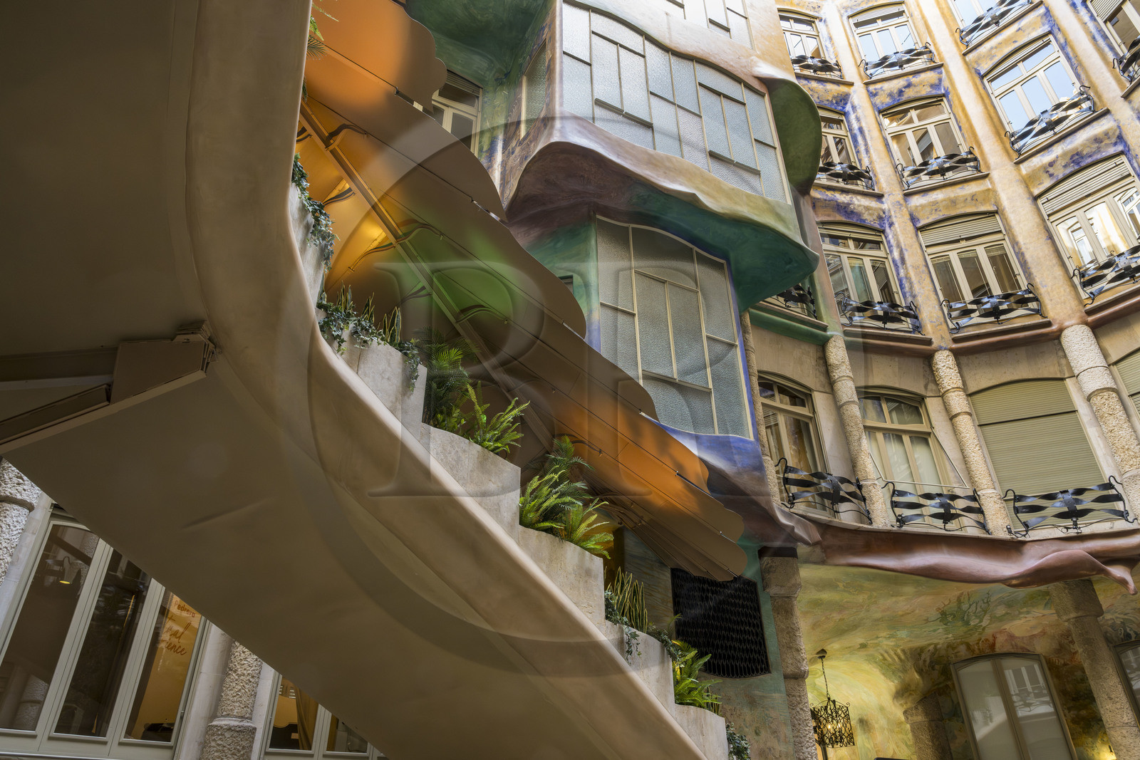 Espagne, Catalogne, Barcelone, quartier de l'Eixample, Passeig de Gracia, Pedrera ou Casa Mila (1905-1910) de l'architecte du modernisme catalan Antoni Gaudi, site classé au Patrimoine Mondial de l'UNESCO, escalier principal dans la grande cour