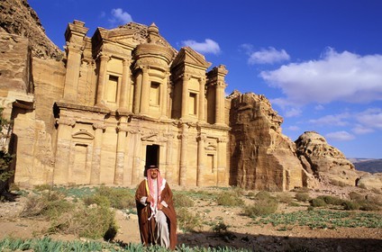Jordanie, Petra, Ed Deir (le Monastère) sculpté dans le grès est une structure de 45x42 m d'un bloc