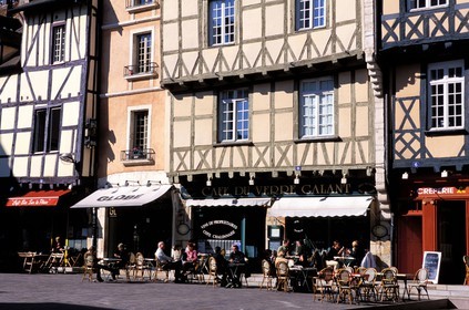 France, Saône-et-Loire (71), Châlon-sur-Saône, maisons anciennes à colombages place Saint-Vincent