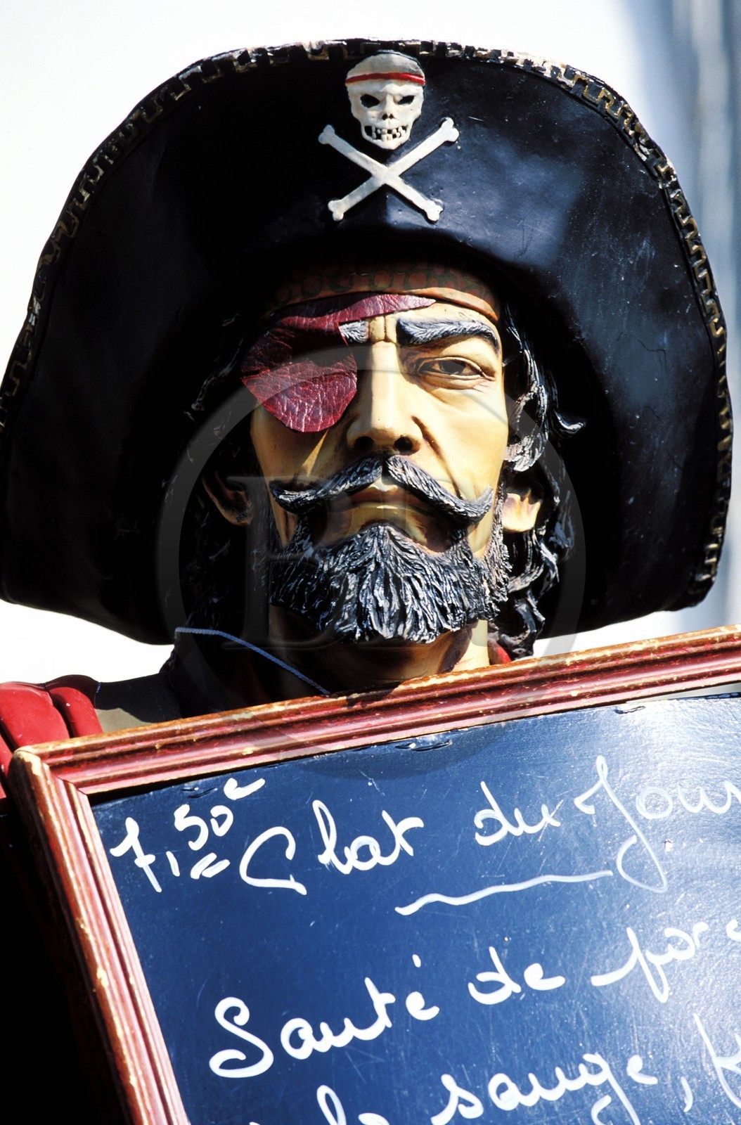France, Morbihan (56), Auray, quartier Saint-Goustan, pirate tenant un menu