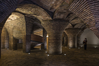 Espagne, Catalogne, Barcelone, le Palais Güell (Palau Güell) construit entre 1886 et 1891 et réalisé par l'architecte du modernisme catalan Antoni Gaudi, site classé au Patrimoine Mondial de l'UNESCO, les voûtes des anciennes écuries en sous-sol