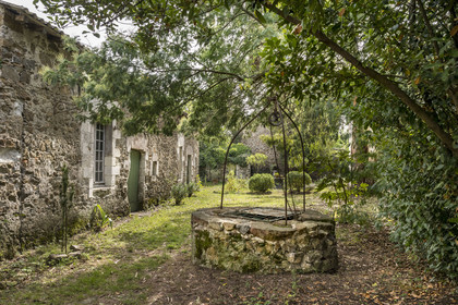 France, Loire Atlantique, Paimboeuf, courtyard of a house with its well in the main street