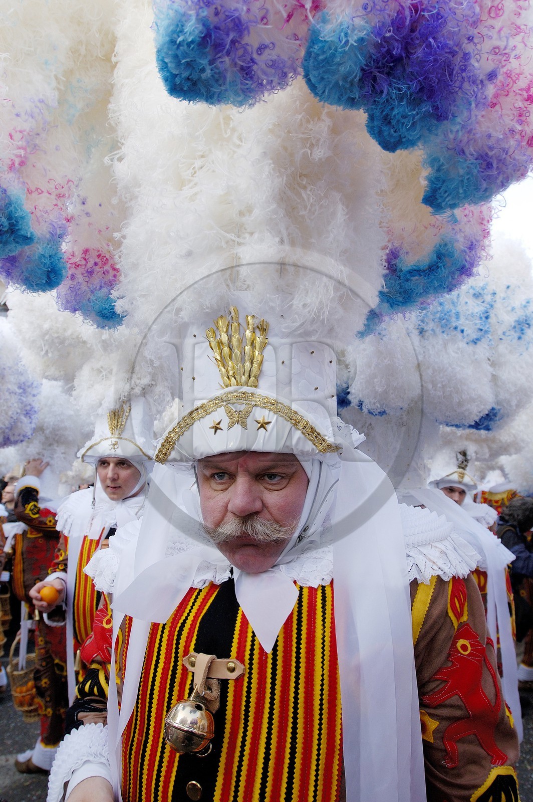 Belgique, Wallonie, carnaval de Binche, Gilles de Binche en procession avec leur coiffe lançant des oranges