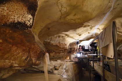 France, Dordogne (24), Montignac, chantier du futur Centre International de l'Art pariétal de Montignac-Lascaux (Lascaux 4), travaux de finitions dans le passage de la grotte reconstituée par l’Atelier des Fac-Similés du Périgord (AFSP)