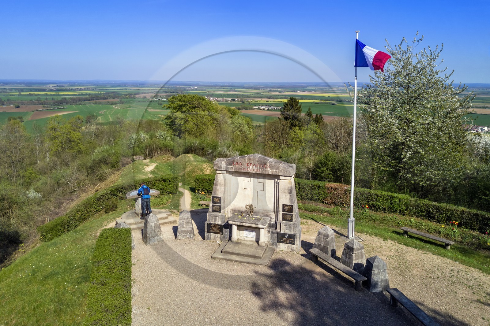 France, Meuse (55), Parc régional de Lorraine, Cotes de Meuse, Les Éparges, traces des combats d’une des luttes les plus meurtrières de la Première Guerre mondiale, trous d'obus et monument du point X en mémoire de Ceux qui n'ont pas de tombe (vue aérienne)