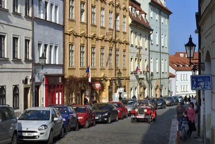 République Tchèque, Prague, quartier de Strahov, la rue Uvoz qui prolonge la rue Nerudova au pied du chateau