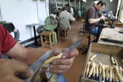France, Dordogne (24), Périgord Vert, Nontron, fabrication des couteaux de Nontron à la Coutellerie Nontronnaise, finition du manche