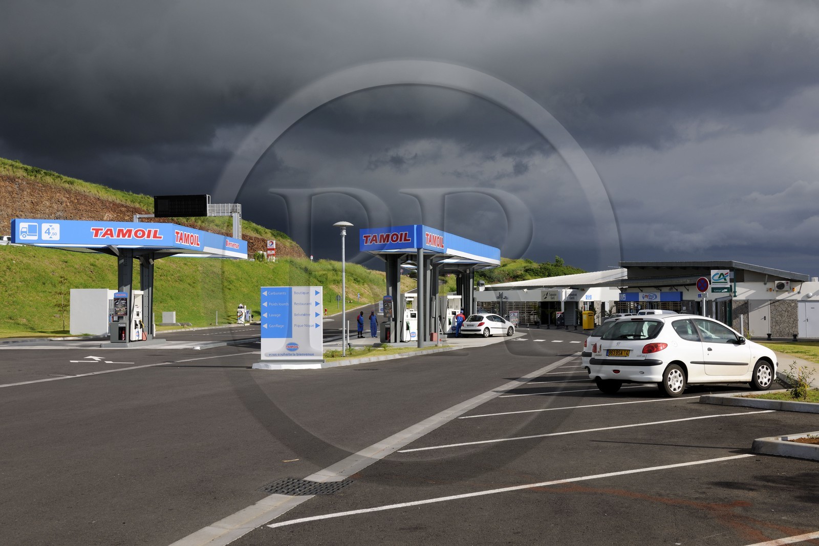 France, île de la Réunion, station essence sur la route des Tamarins