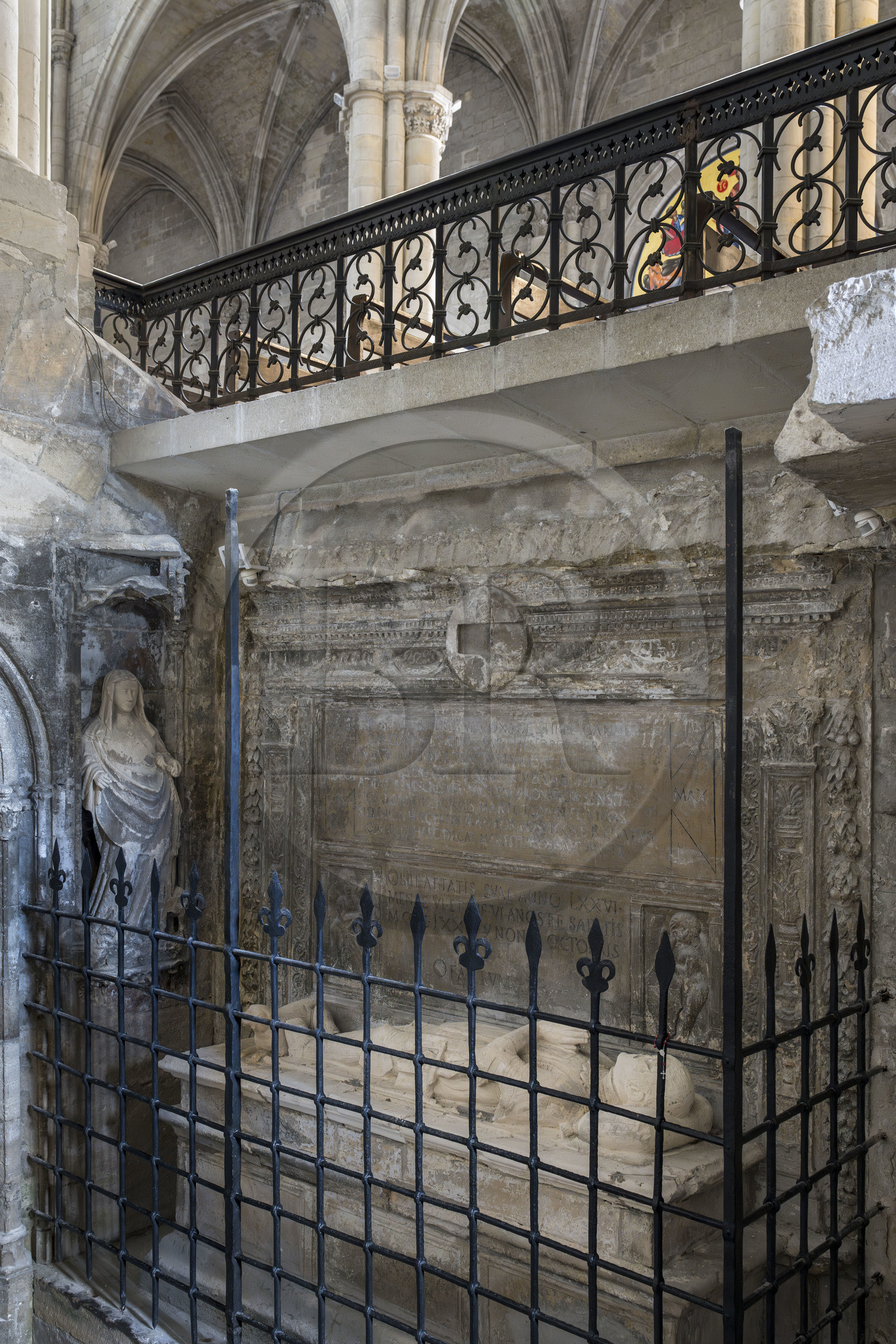 France, Bouches-du-Rhône (13), Tarascon, la collégiale royale Sainte-Marthe érigée aux XIe et XIIe siècles, tombeau de Jean de Cossa, senechal de Provence et ami du Roi René, dans l'accès à la crypte France, Bouches-du-Rhône (13), Tarascon, la collégiale royale Sainte-Marthe érigée aux XIe et XIIe siècles, tombeau de Jean de Cossa, senechal de Provence et ami du Roi René, dans l'accès à la crypte