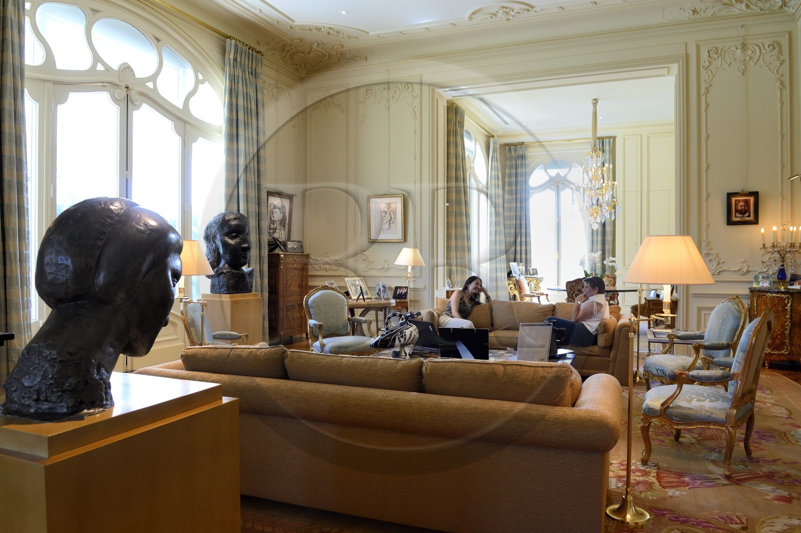 France, Alpes-Maritimes (06), Cannes, la villa La Californie où vécu Pablo Picasso, aujourd'hui renommé le Pavillon de Flore par Marina Picasso, sculpture de Pablo Picasso (Tête de femme - Boisgeloup 1931)  dans le salon