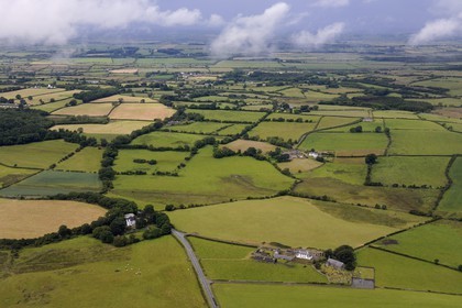 Royaume-Uni, Angleterre, Pays de Galles, Anglesey, la campagne vers Benllech sur la côte nord (vue aérienne)