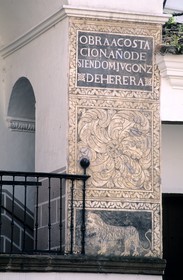 Espagne, Estrémadure, Plasencia, décor sur la colonne d'une maison
