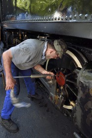 France, Alpes-Maritimes (06), Puget Théniers, le Train des Pignes, locomotive en chauffe, opération de graissage de l'embiellage