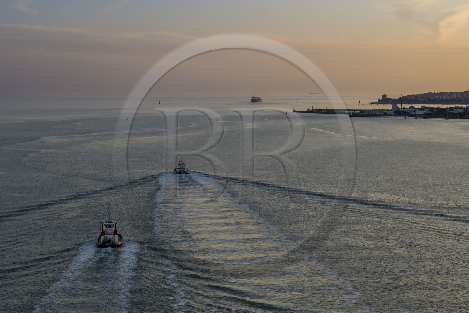 France, Loire-Atlantique (44), Estuaire de la Loire, Saint-Nazaire, remorqueurs portuaires allant rejoindre un navire