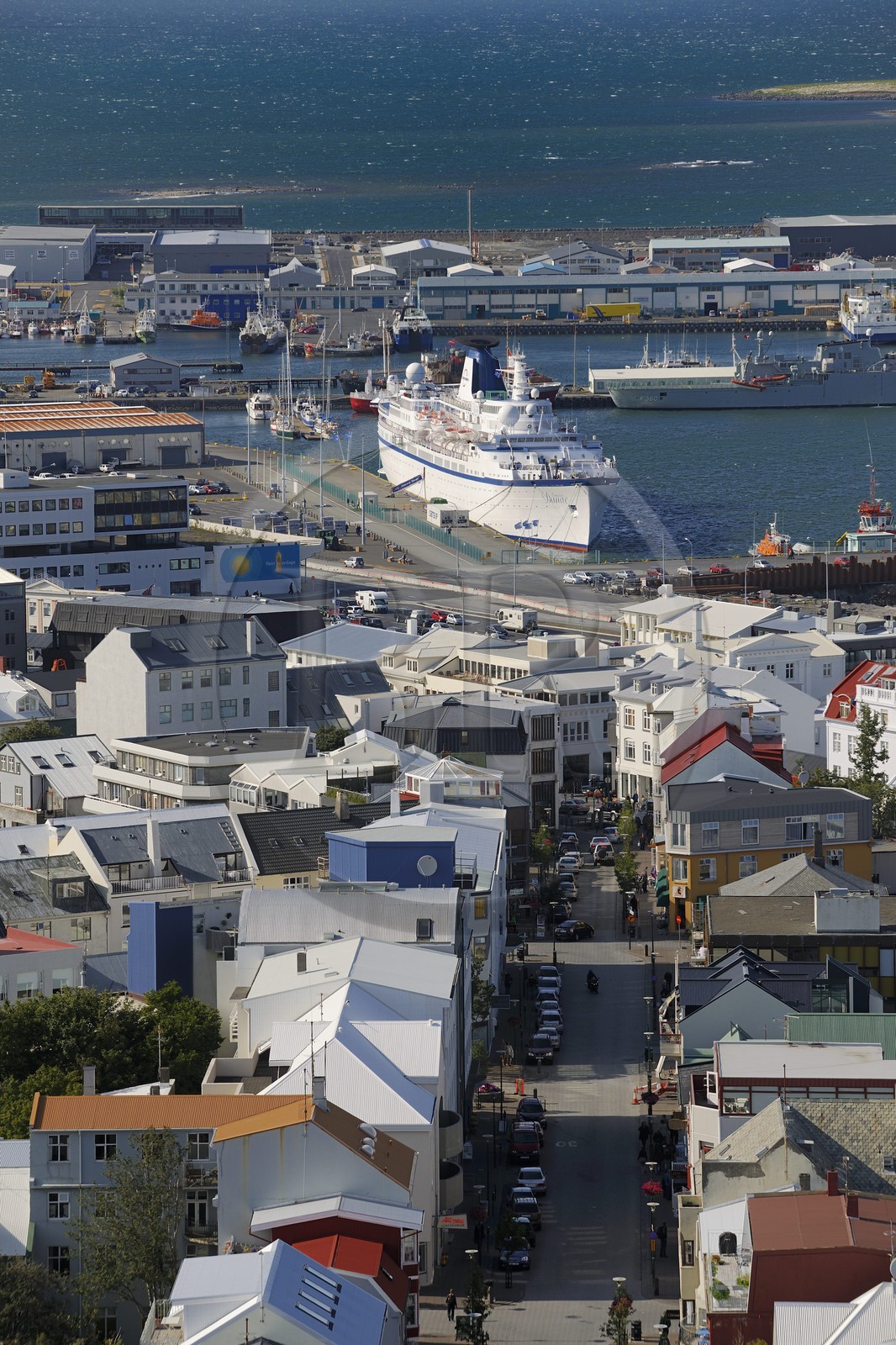 Islande, Reykjavik, la rue Skolavordustigur de la vieille ville menant au port